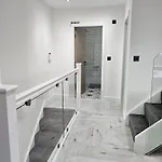 Luxury 3 Bed Next To Centre شقة