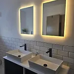 Luxury 3 Bed Next To Centre شقة