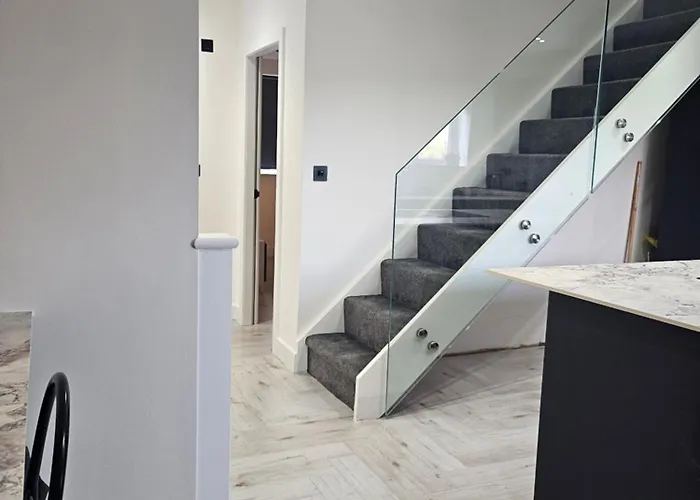 Luxury 3 Bed Next To Centre Apartment *